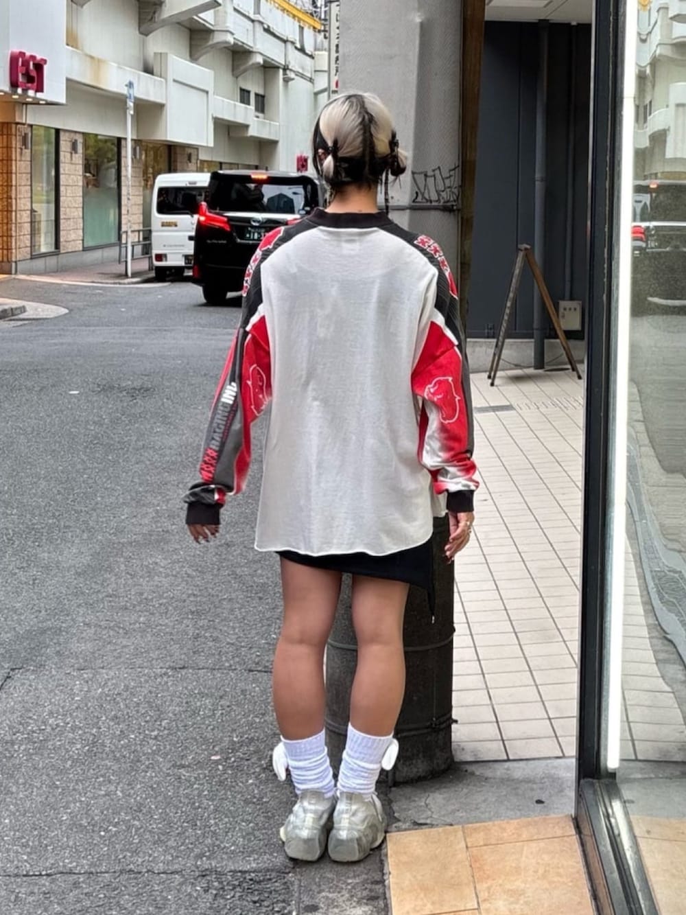 ホワイト系のスニーカーを着用したレディースの秋コーディネートの3枚目の写真