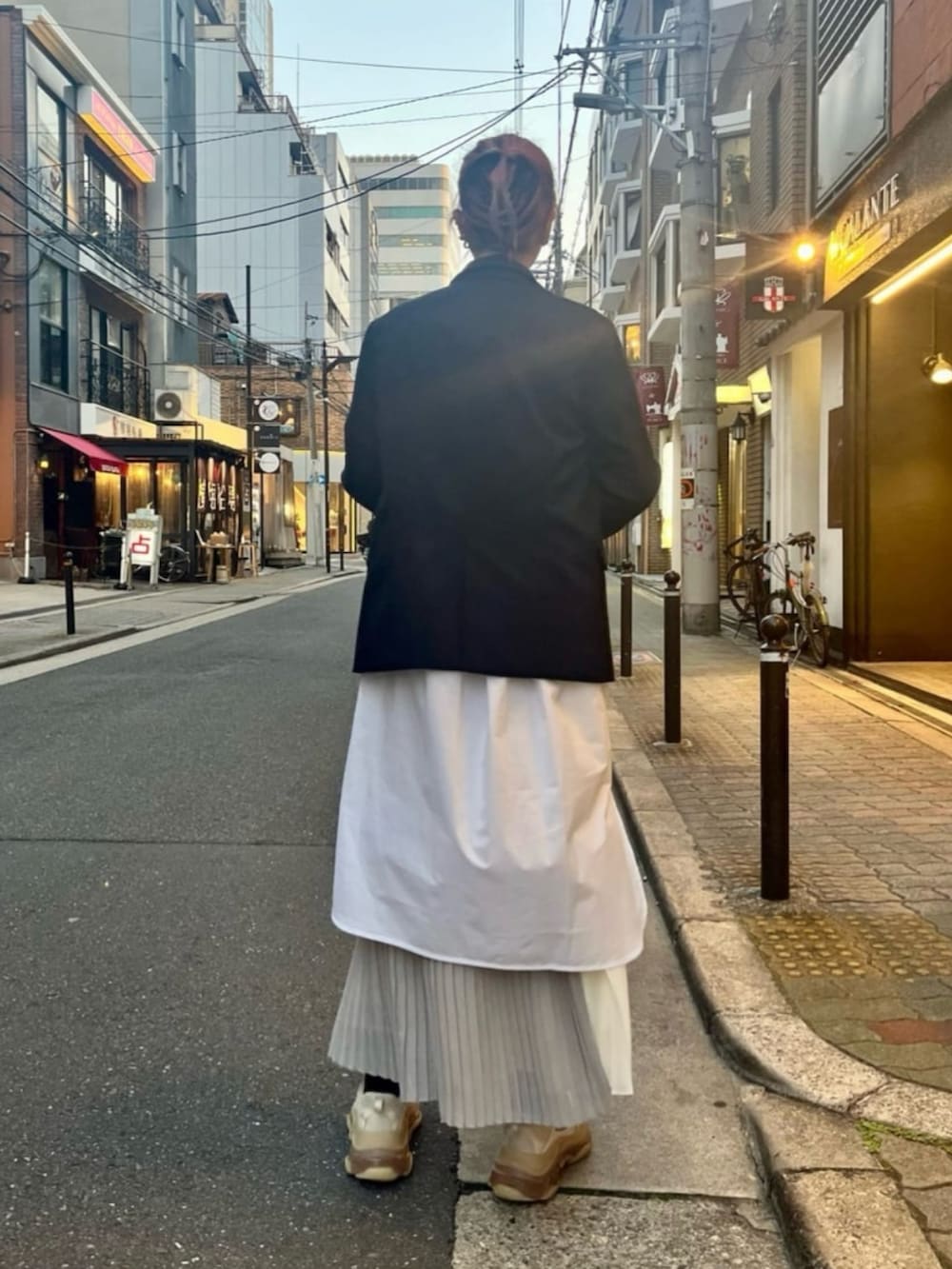 ベージュ系のスカート、ブルー系のシャツ/ブラウス、ブルー系のジャケット/アウターを着用したレディースの冬コーディネートの2枚目の写真