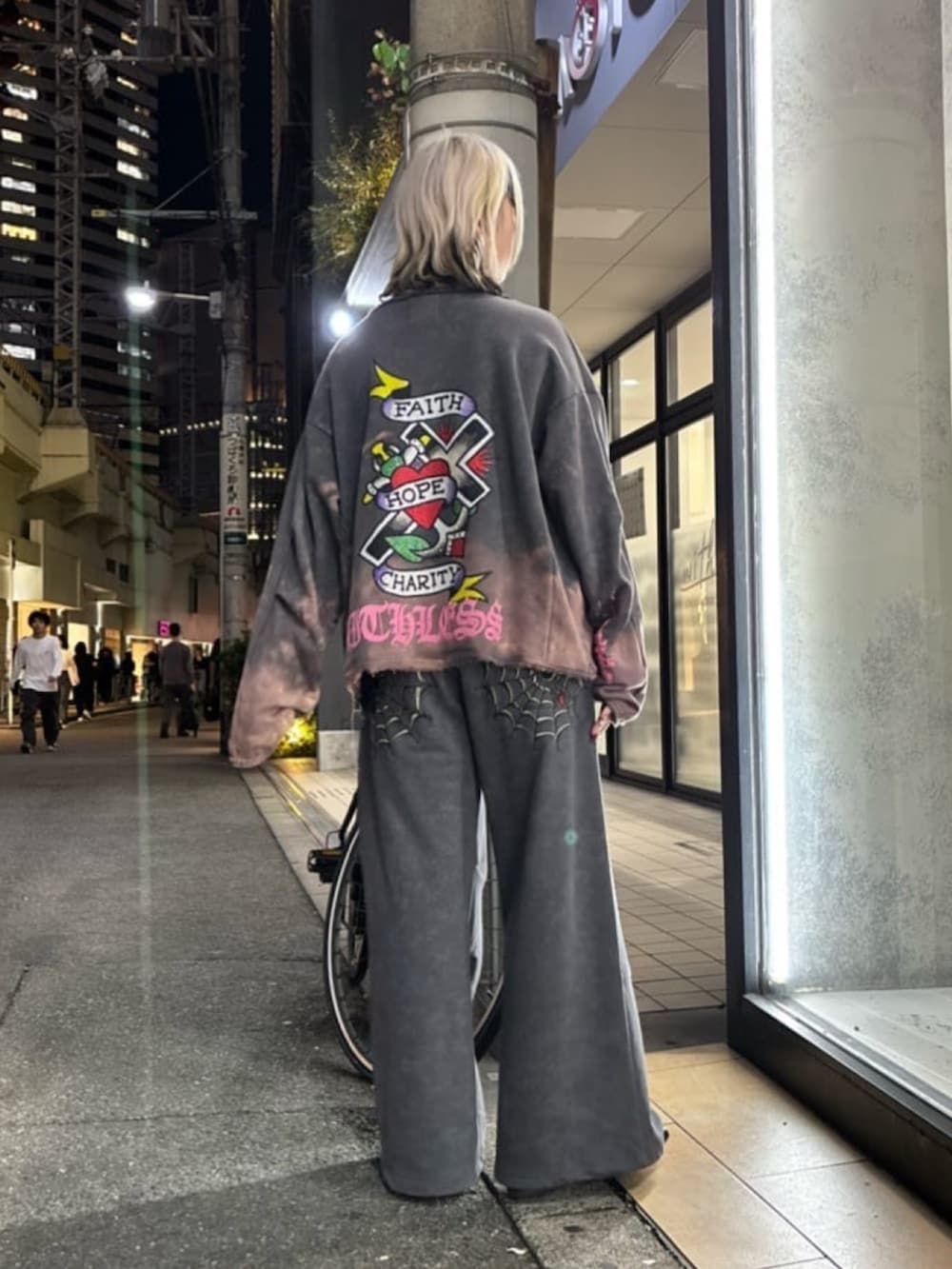 グレー系のスウェットパンツを着用したレディースの秋コーディネートの4枚目の写真