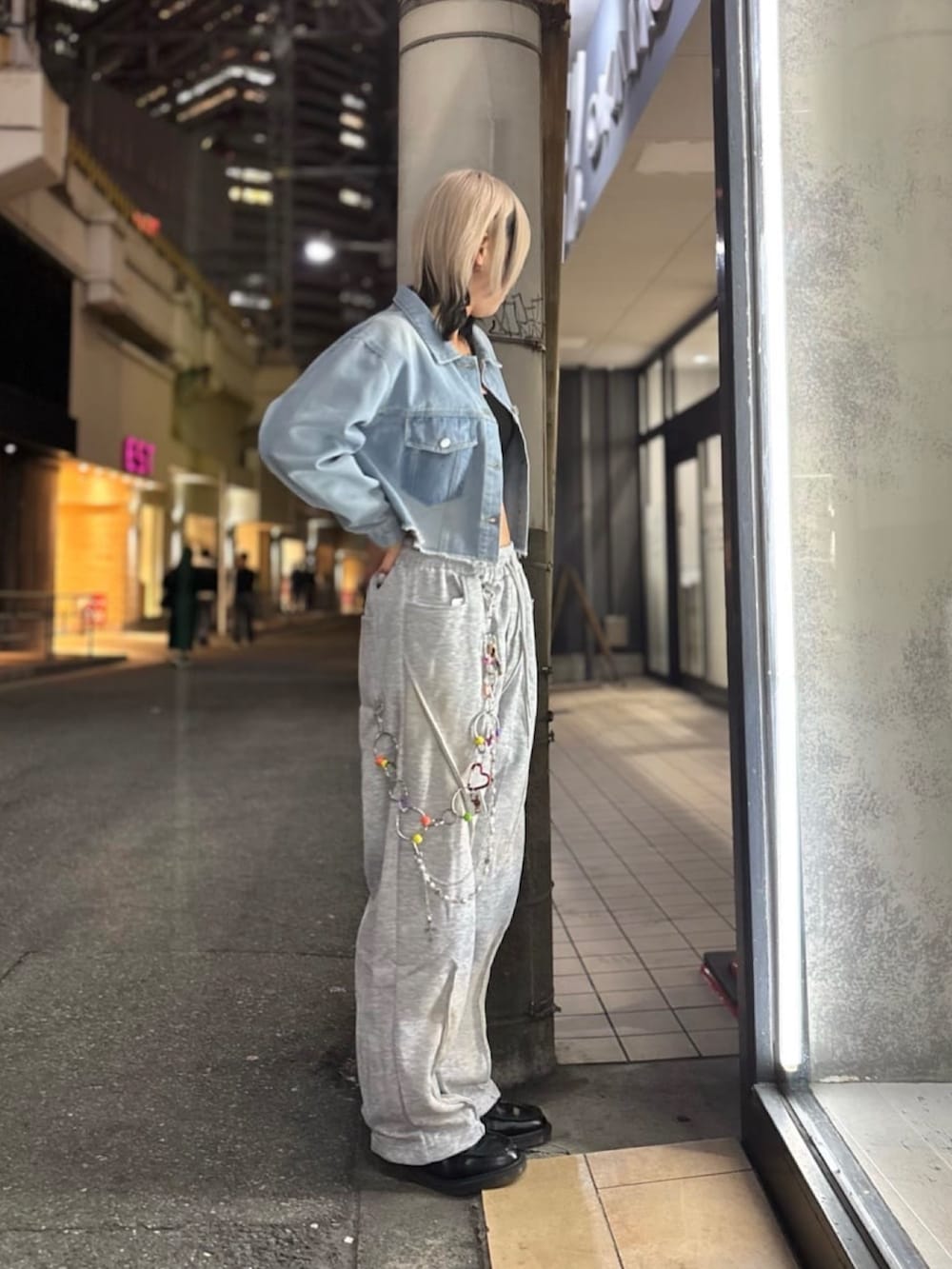 ブルー系のトップス、ブラック系のタンクトップ、ブラウン系のブルゾンを着用したレディースの冬コーディネートの4枚目の写真