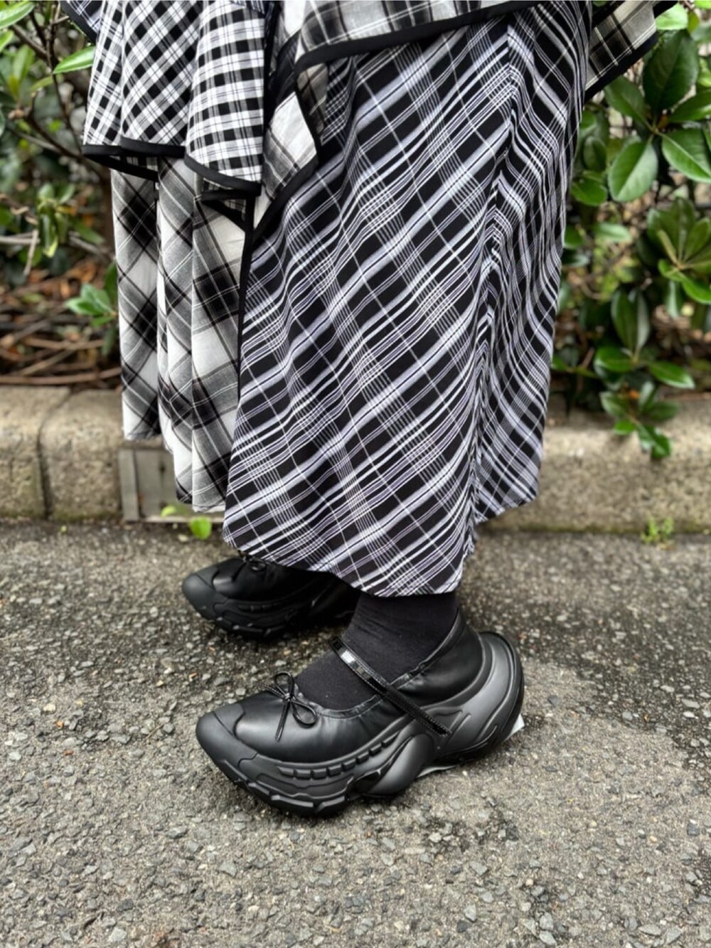 ブラック系のTシャツ/カットソー、ブラック系のワンピース、ブラック系のシューズを着用したレディースの夏コーディネートの5枚目の写真