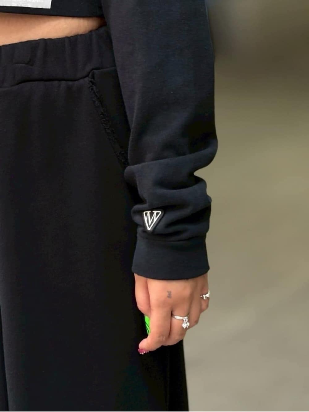 ブラック系のスウェットパンツ、ブラック系のTシャツ/カットソーを着用したレディースの秋コーディネートの5枚目の写真