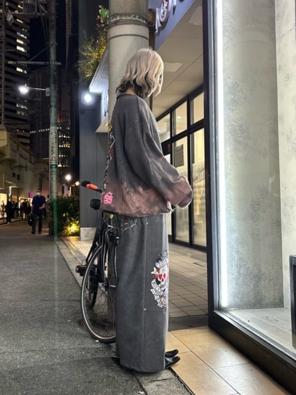 グレー系のスウェットパンツを着用したレディースの秋コーディネートの3枚目の写真