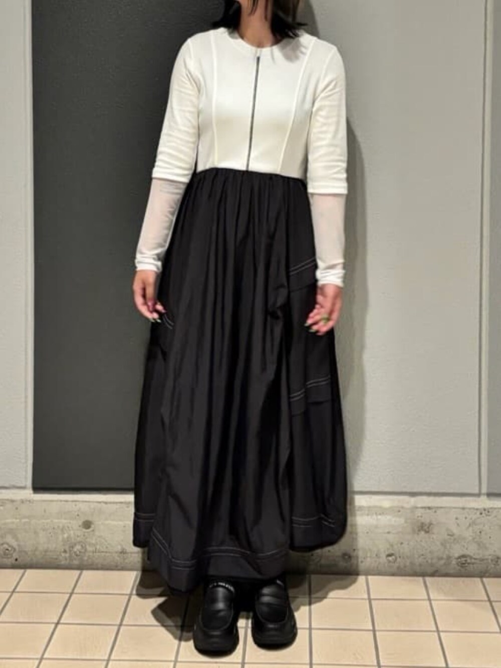 ホワイト系のワンピースを着用したレディースの秋コーディネートの4枚目の写真