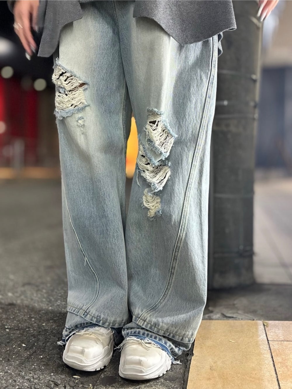 グレー系のニット/セーター、ブルー系のデニムパンツ、ホワイト系のシューズを着用したレディースの冬コーディネートの5枚目の写真