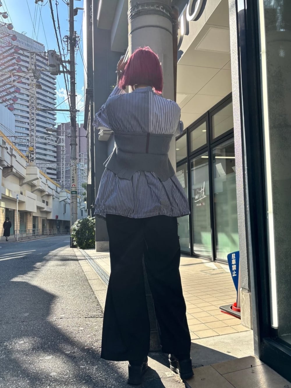 グレー系のシャツ/ブラウスを着用したレディースの春コーディネートの3枚目の写真