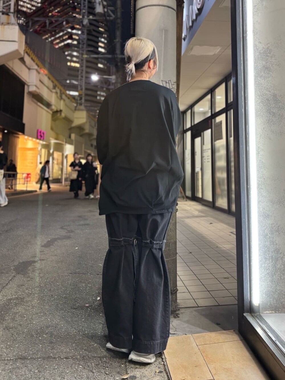 ブラック系のパンツ、ブラック系のTシャツ/カットソーを着用したレディースの夏コーディネートの2枚目の写真