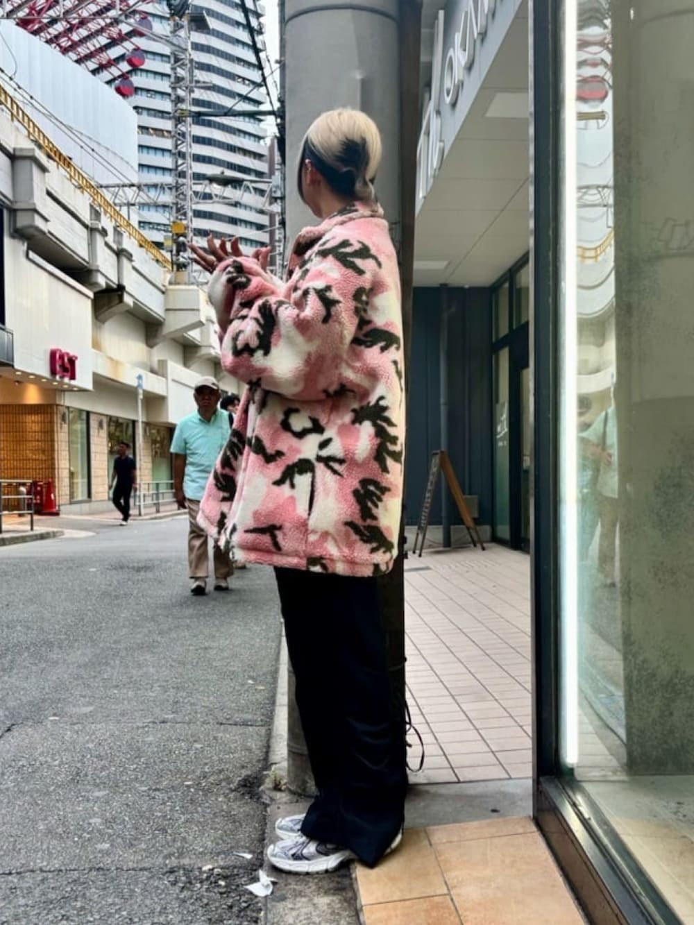 ブラック系のその他パンツ、ピンク系のブルゾンを着用したレディースの秋コーディネートの2枚目の写真