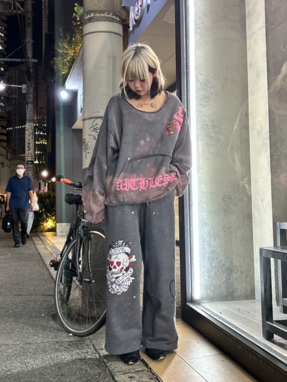 グレー系のスウェットパンツを着用したレディースの秋コーディネートの2枚目の写真