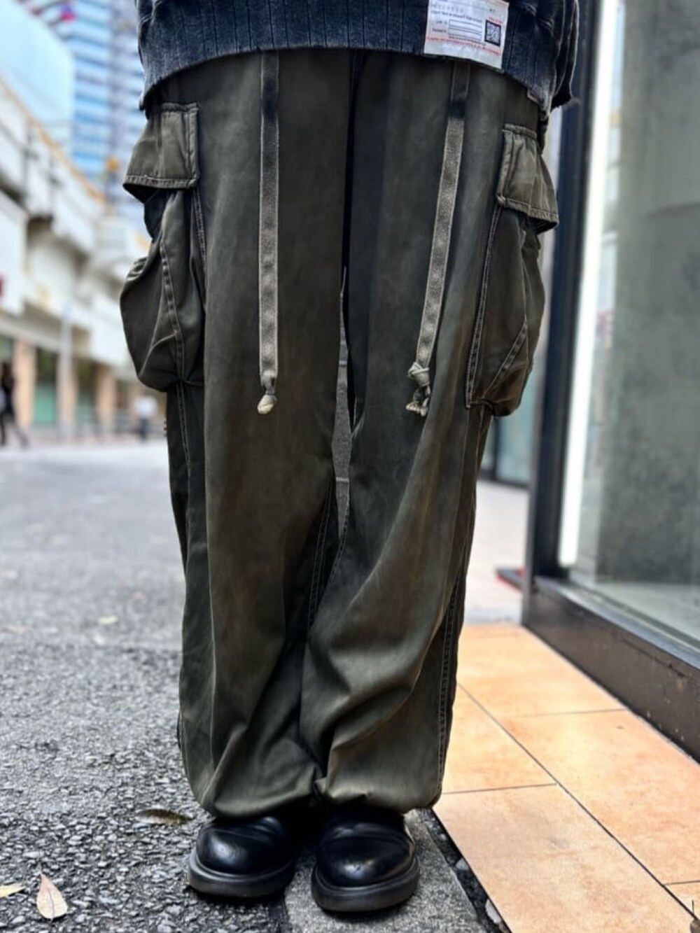 ブラック系のパーカー、ブラック系のカーゴパンツを着用したレディースの秋コーディネートの4枚目の写真