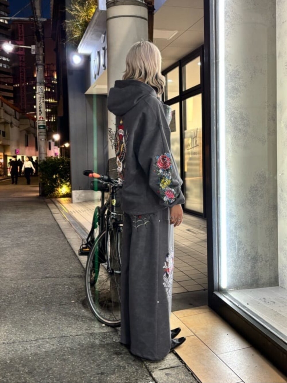 グレー系のパーカー、グレー系のスウェットパンツを着用したレディースの秋コーディネートの5枚目の写真