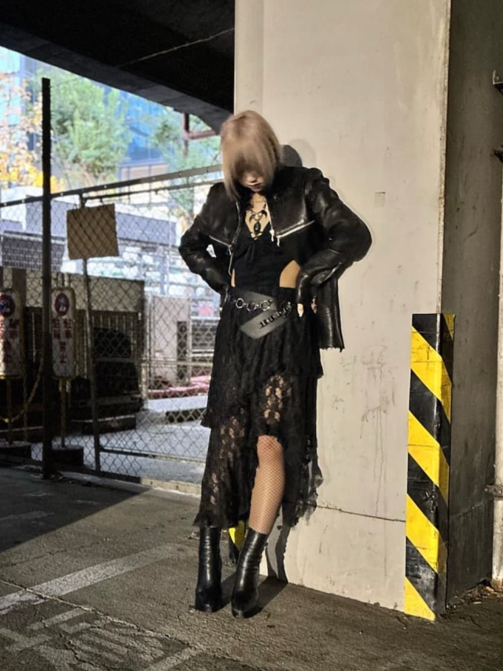 ブラック系のスカート、ブラック系のジャケット/アウター、ブラック系のキャミソールを着用したレディースの冬コーディネートの2枚目の写真