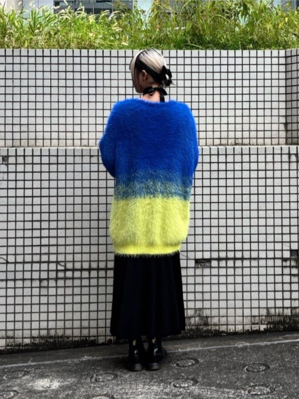 ブルー系のカーディガン/ボレロを着用したレディースの秋コーディネートの4枚目の写真