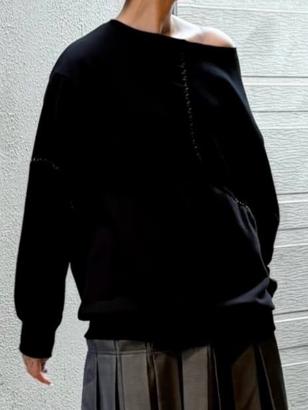 グレー系のスカート、ブラック系のトップスを着用したレディースの秋コーディネートの5枚目の写真