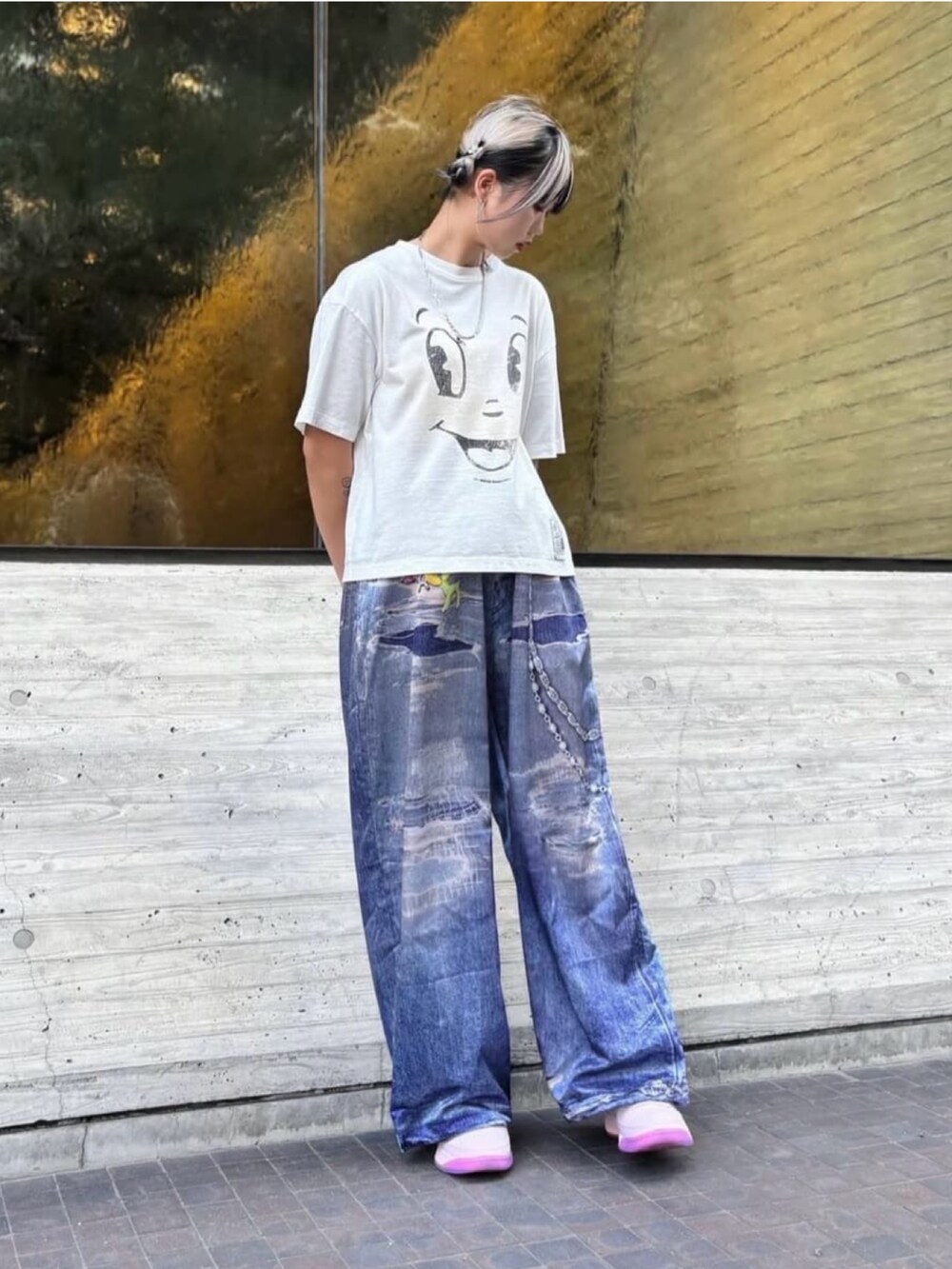 ホワイト系のTシャツ/カットソー、ブルー系のパンツを着用したレディースの秋コーディネートの2枚目の写真