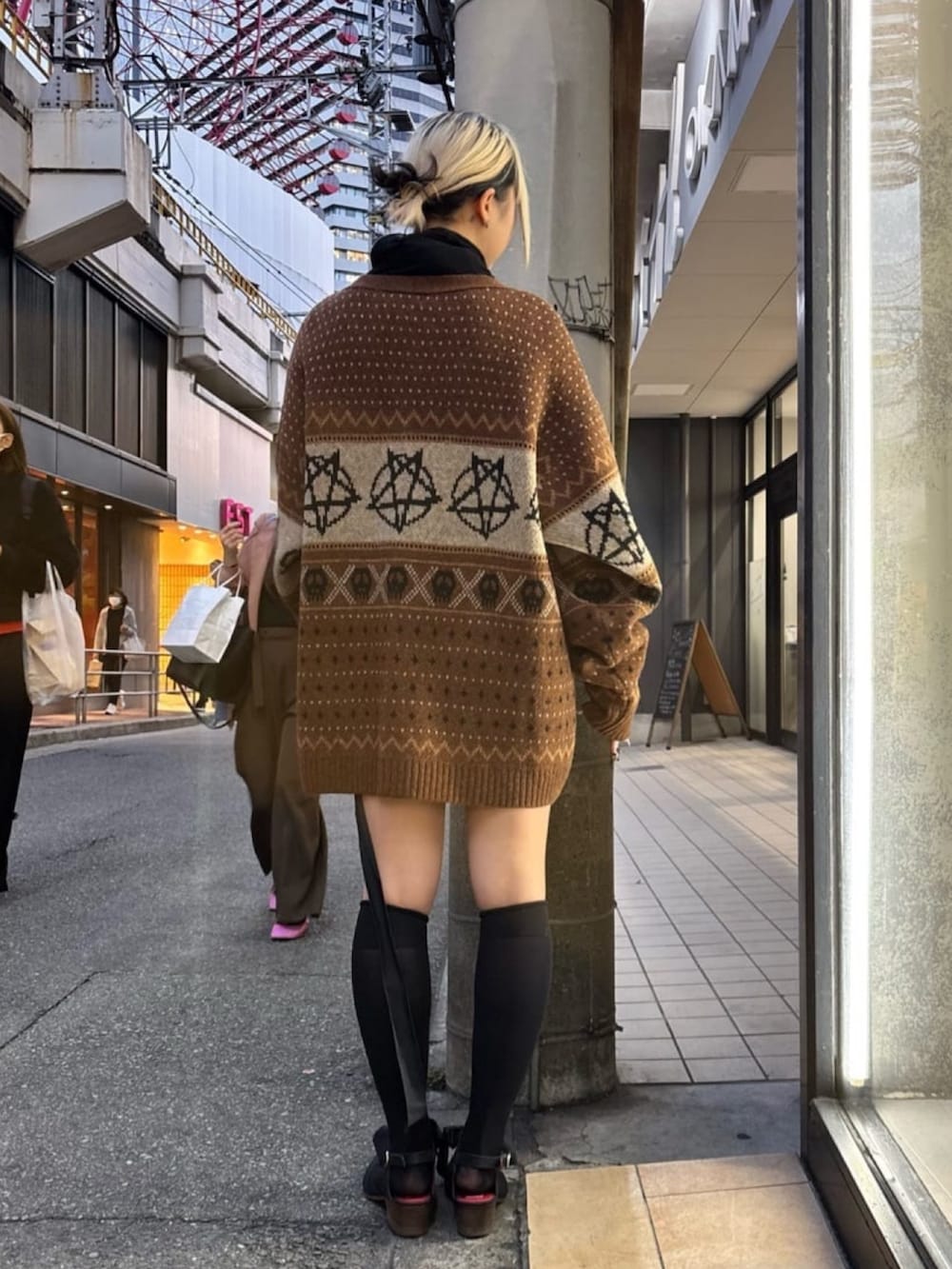 ブラウン系のカーディガン/ボレロを着用したレディースの冬コーディネートの3枚目の写真