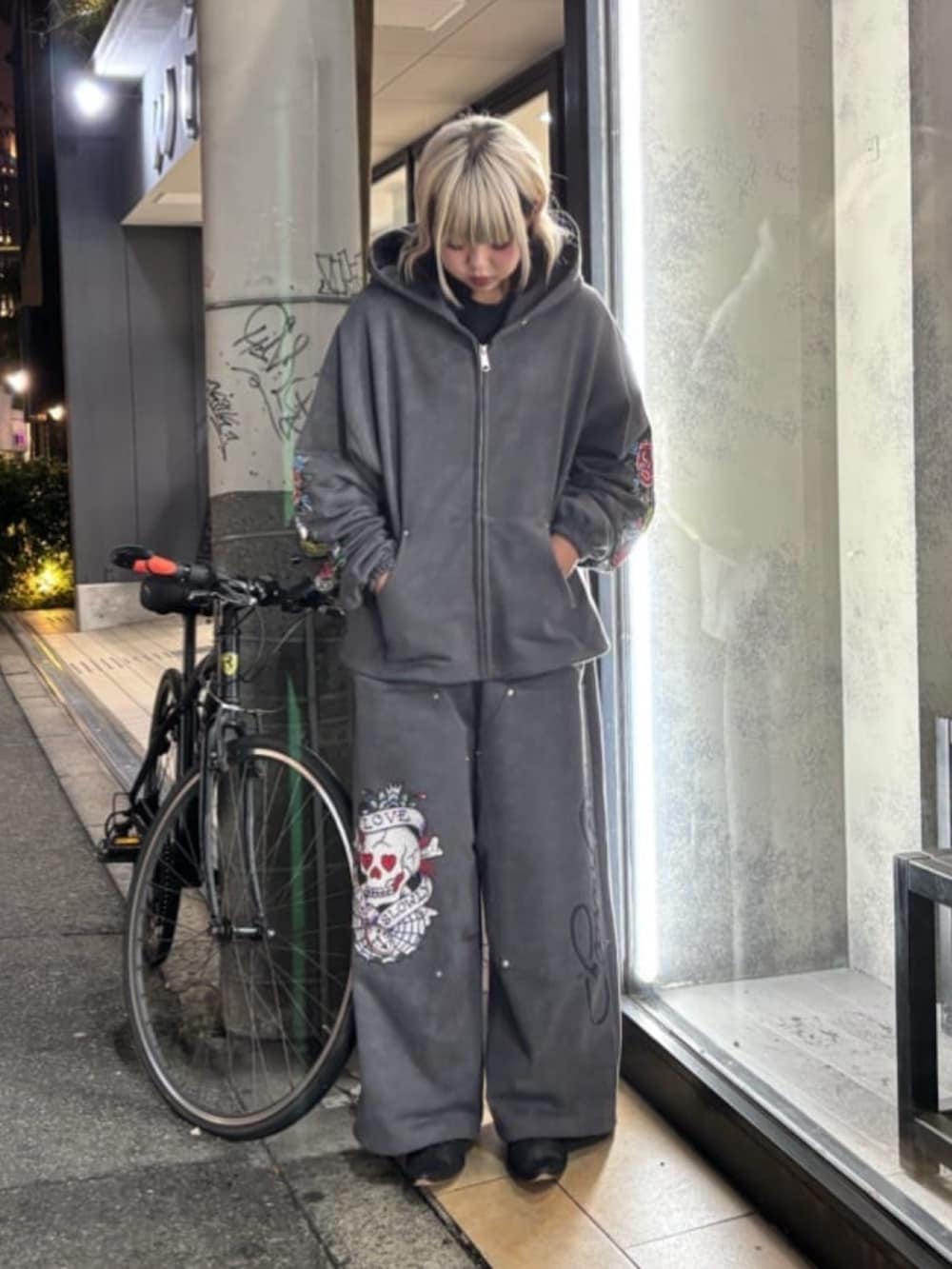 グレー系のパーカー、グレー系のスウェットパンツを着用したレディースの秋コーディネートの2枚目の写真