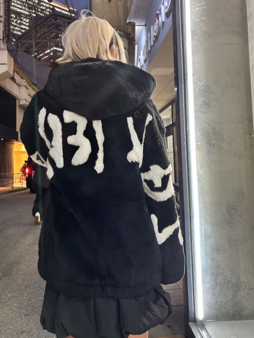 ブラック系のブルゾンを着用したレディースの秋コーディネートの3枚目の写真