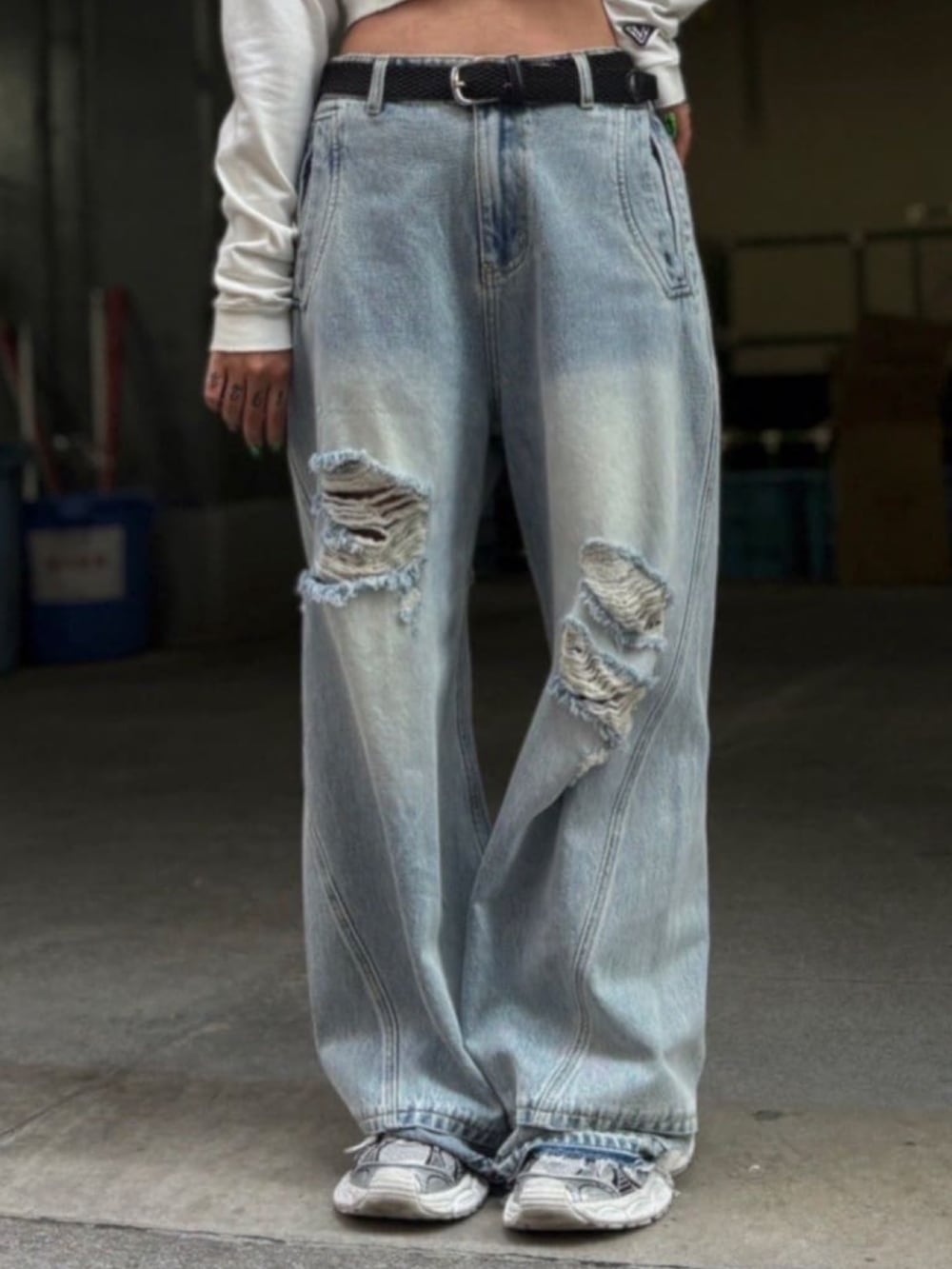 ブルー系のパンツ、ホワイト系のTシャツ/カットソーを着用したレディースの秋コーディネートの3枚目の写真