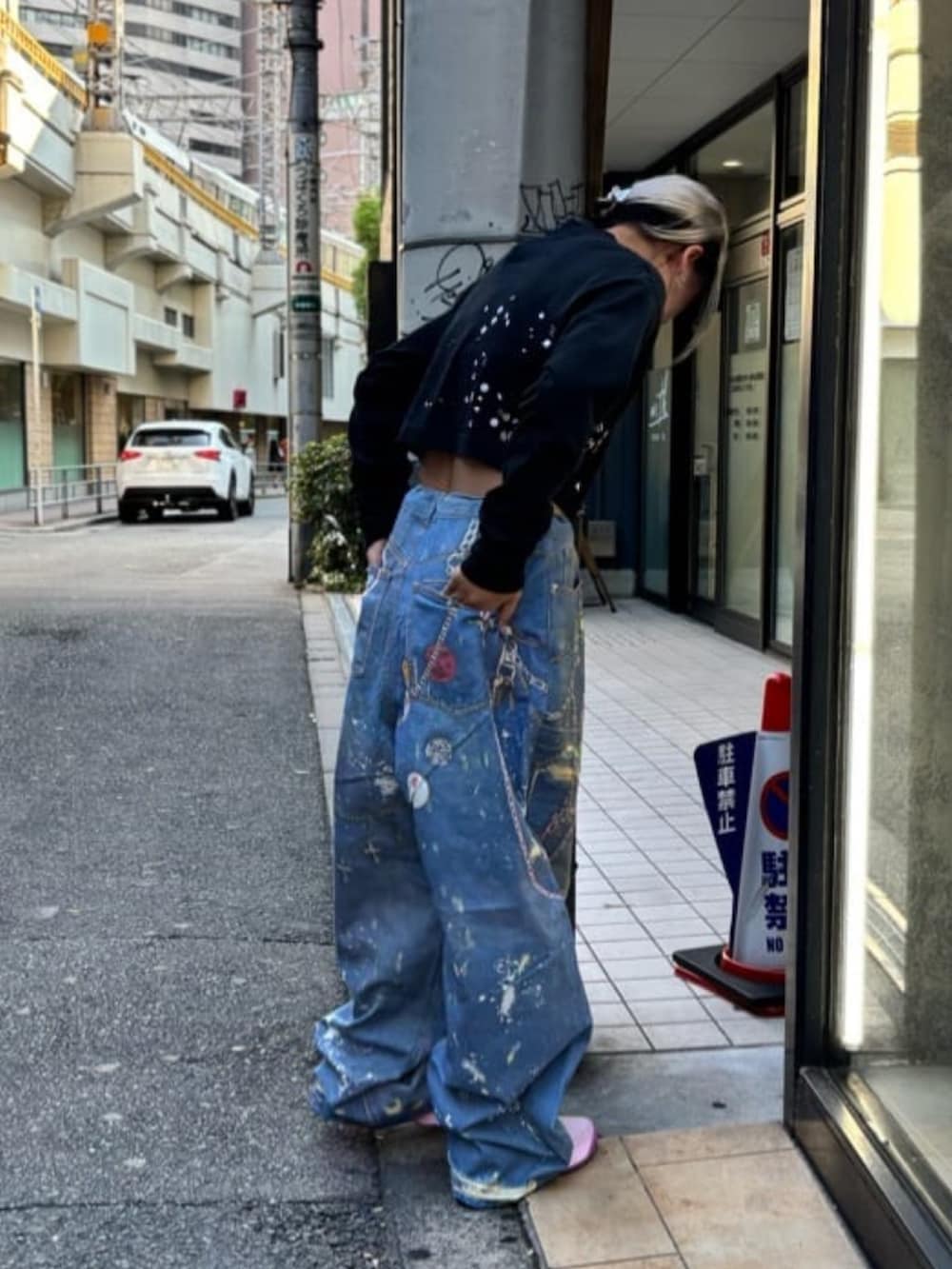 その他のデニムパンツ、ブラック系のTシャツ/カットソーを着用したレディースの秋コーディネートの2枚目の写真