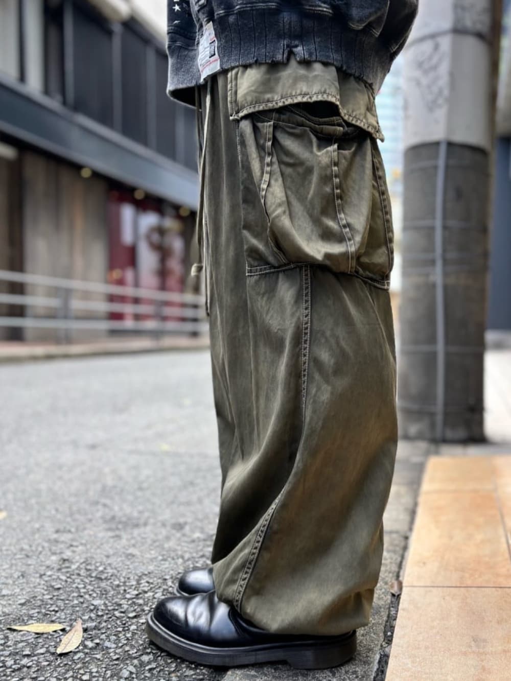 ブラック系のパーカー、ブラック系のカーゴパンツを着用したレディースの秋コーディネートの5枚目の写真