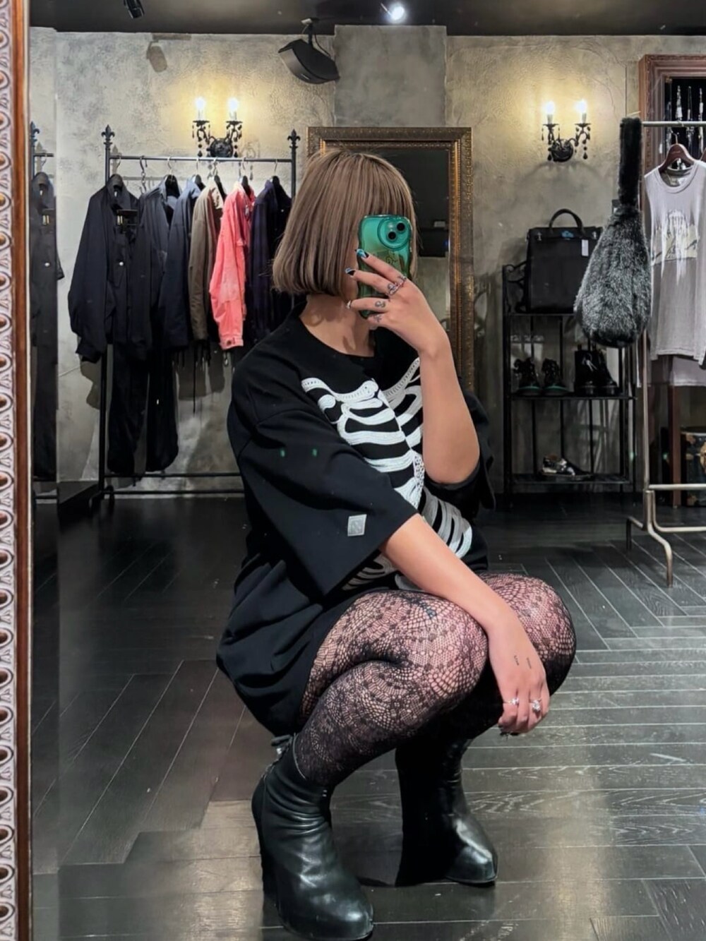 ブラック系のTシャツ/カットソーを着用したレディースの春コーディネートの2枚目の写真