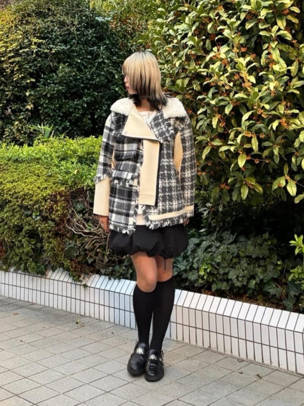 ホワイト系のブルゾン、ホワイト系のTシャツ/カットソーを着用したレディースの冬コーディネートの3枚目の写真