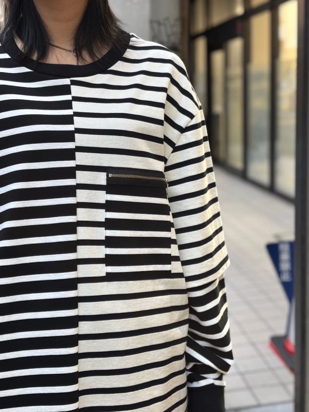 ブラック系のTシャツ/カットソー、ブラック系のパンツを着用したレディースの冬コーディネートの5枚目の写真