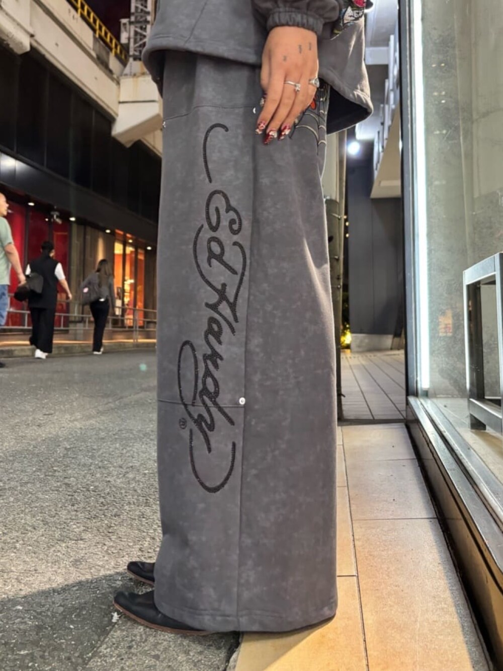 グレー系のパーカー、グレー系のスウェットパンツを着用したレディースの秋コーディネートの8枚目の写真