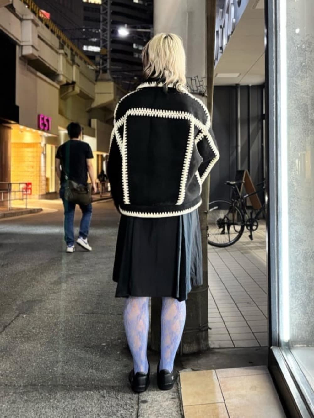 ブラック系のブルゾンを着用したレディースの秋コーディネートの4枚目の写真