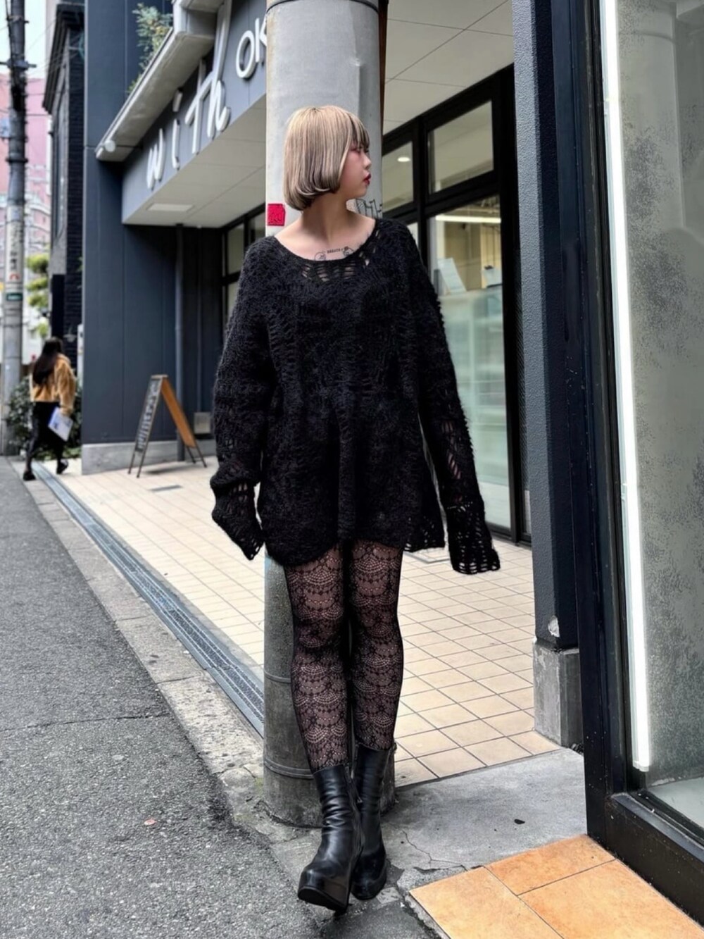 ブラック系のニット/セーターを着用したレディースの春コーディネートの3枚目の写真