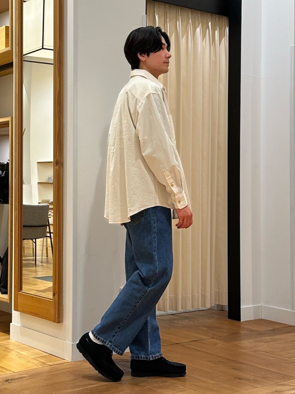 ホワイト系のシャツ/ブラウス、ブルー系のTシャツ/カットソー、ブルー系のデニムパンツを着用したメンズの冬コーディネートの3枚目の写真