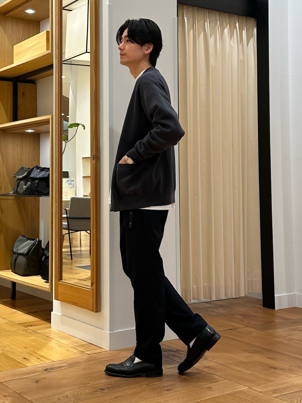 グレー系のカーディガン/ボレロ、ホワイト系のTシャツ/カットソー、ブルー系のその他パンツを着用したメンズの春コーディネートの4枚目の写真