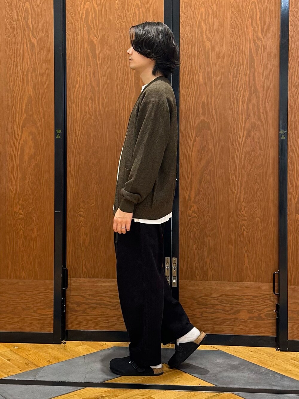ブラウン系のカーディガン/ボレロ、グレー系のその他パンツ、ホワイト系のTシャツ/カットソーを着用したメンズの秋コーディネートの4枚目の写真