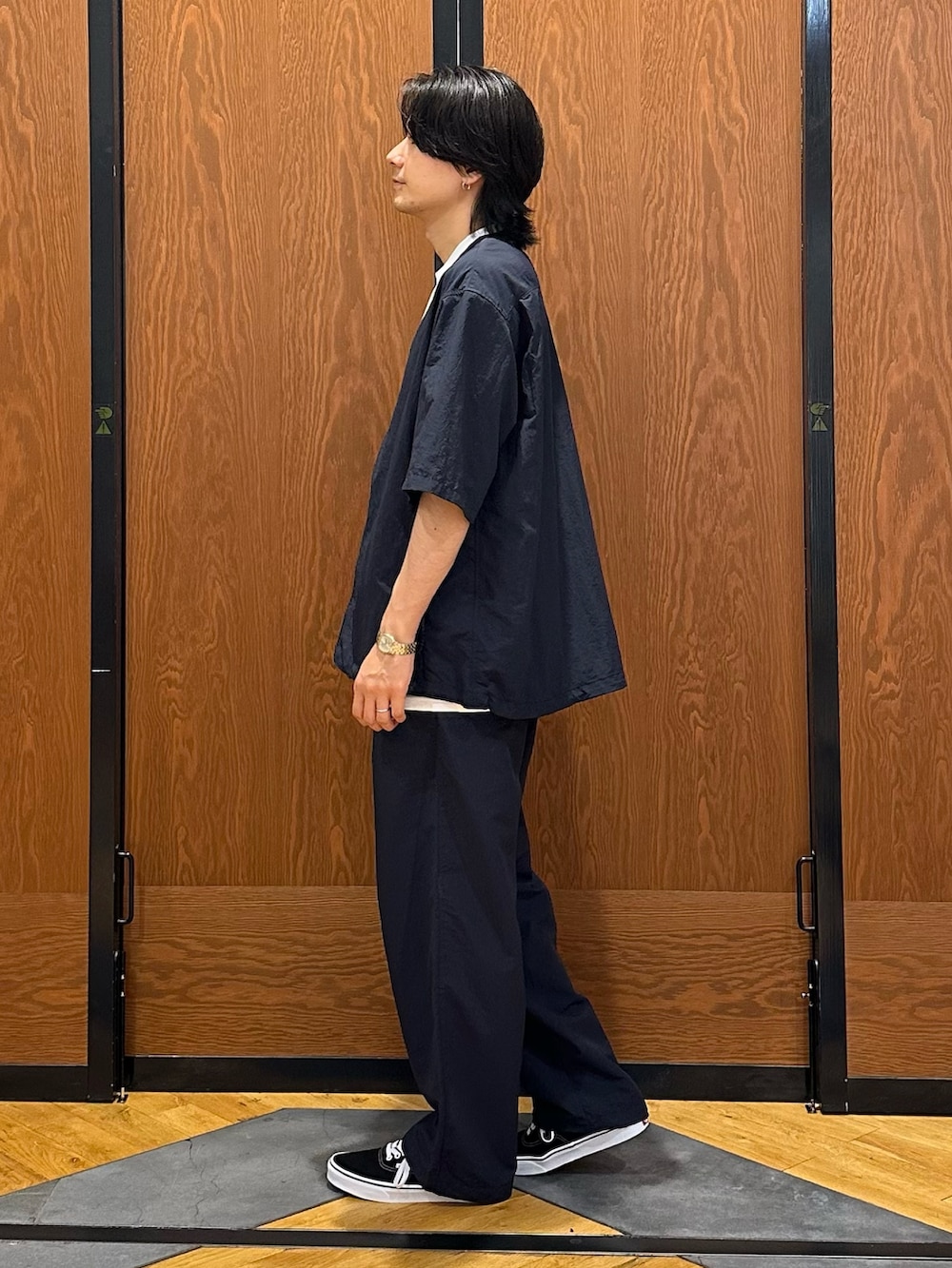 ブルー系のシャツ/ブラウス、ブルー系のその他パンツ、ホワイト系のTシャツ/カットソーを着用したメンズの夏コーディネートの2枚目の写真