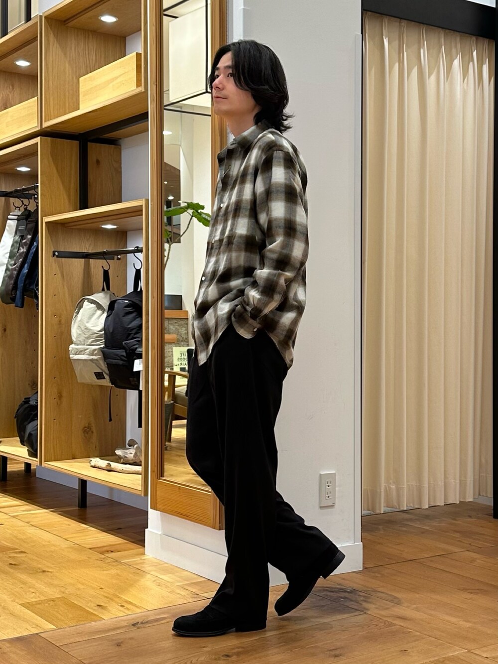 ブラック系のその他パンツ、ブラウン系のシャツ/ブラウス、ホワイト系のTシャツ/カットソーを着用したメンズの秋コーディネートの2枚目の写真