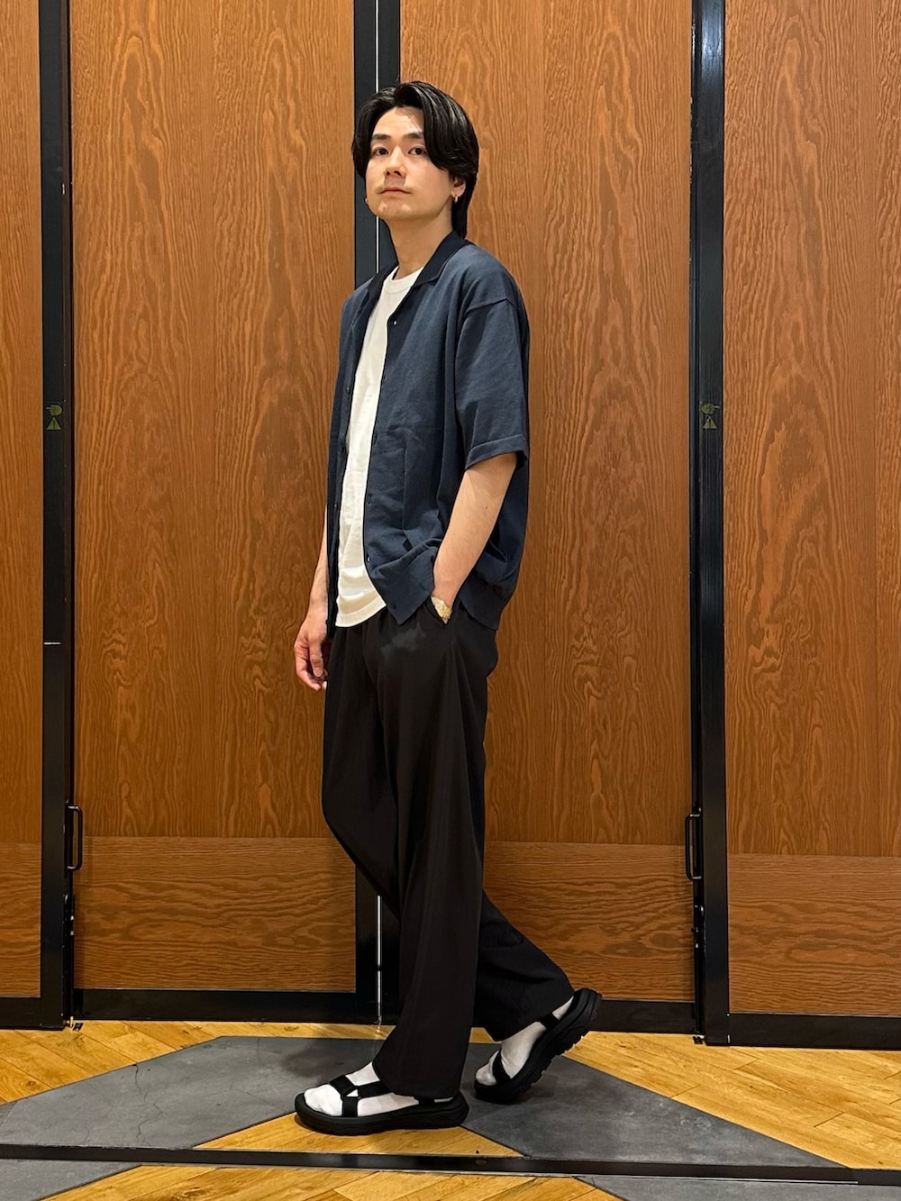 ブルー系のカーディガン/ボレロ、ブラック系のその他パンツ、ブラック系のサンダルを着用したメンズの春コーディネートの4枚目の写真