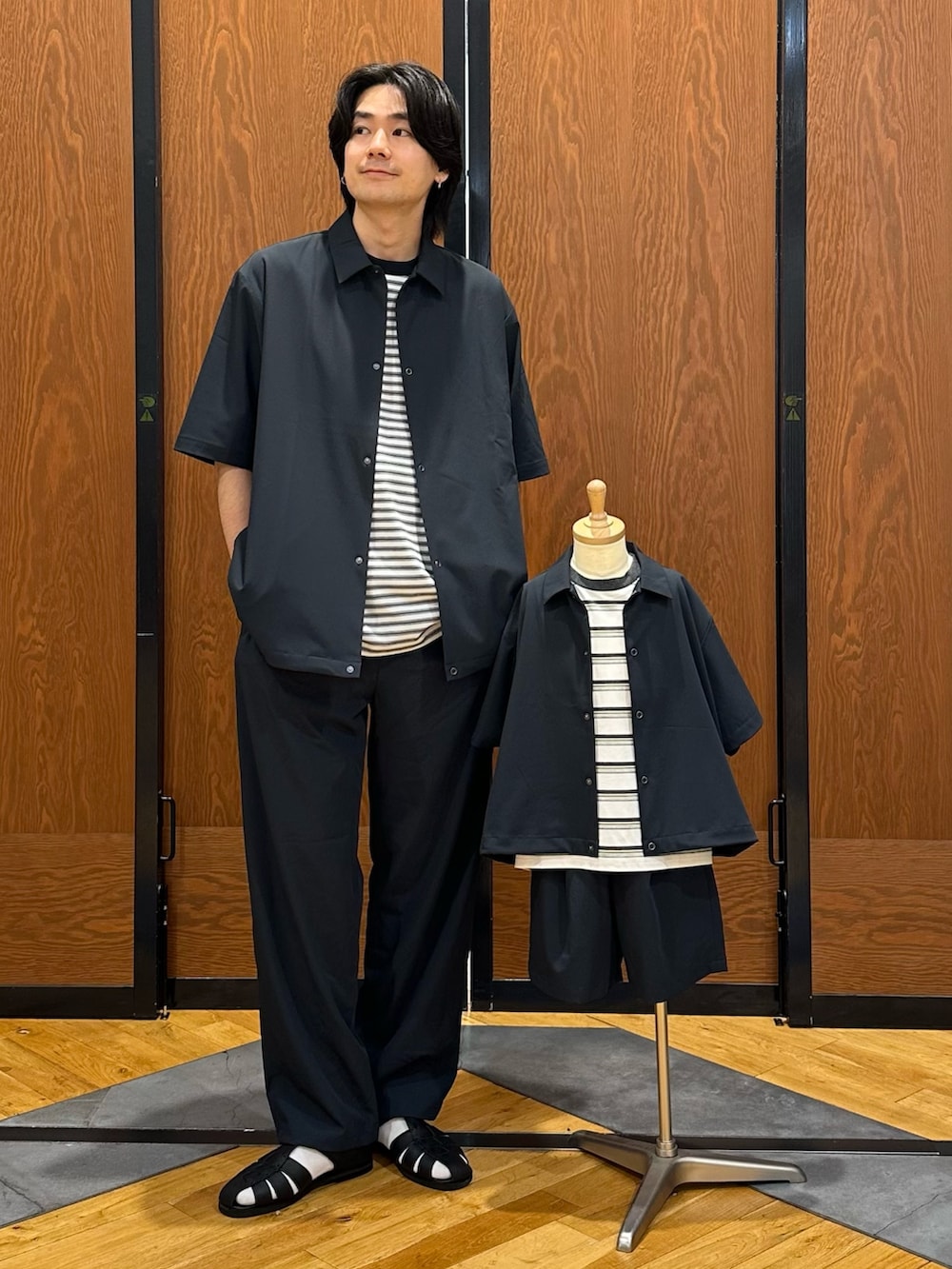 グレー系のカーディガン/ボレロ、ホワイト系のTシャツ/カットソー、グレー系のその他パンツを着用したメンズの夏コーディネートの2枚目の写真
