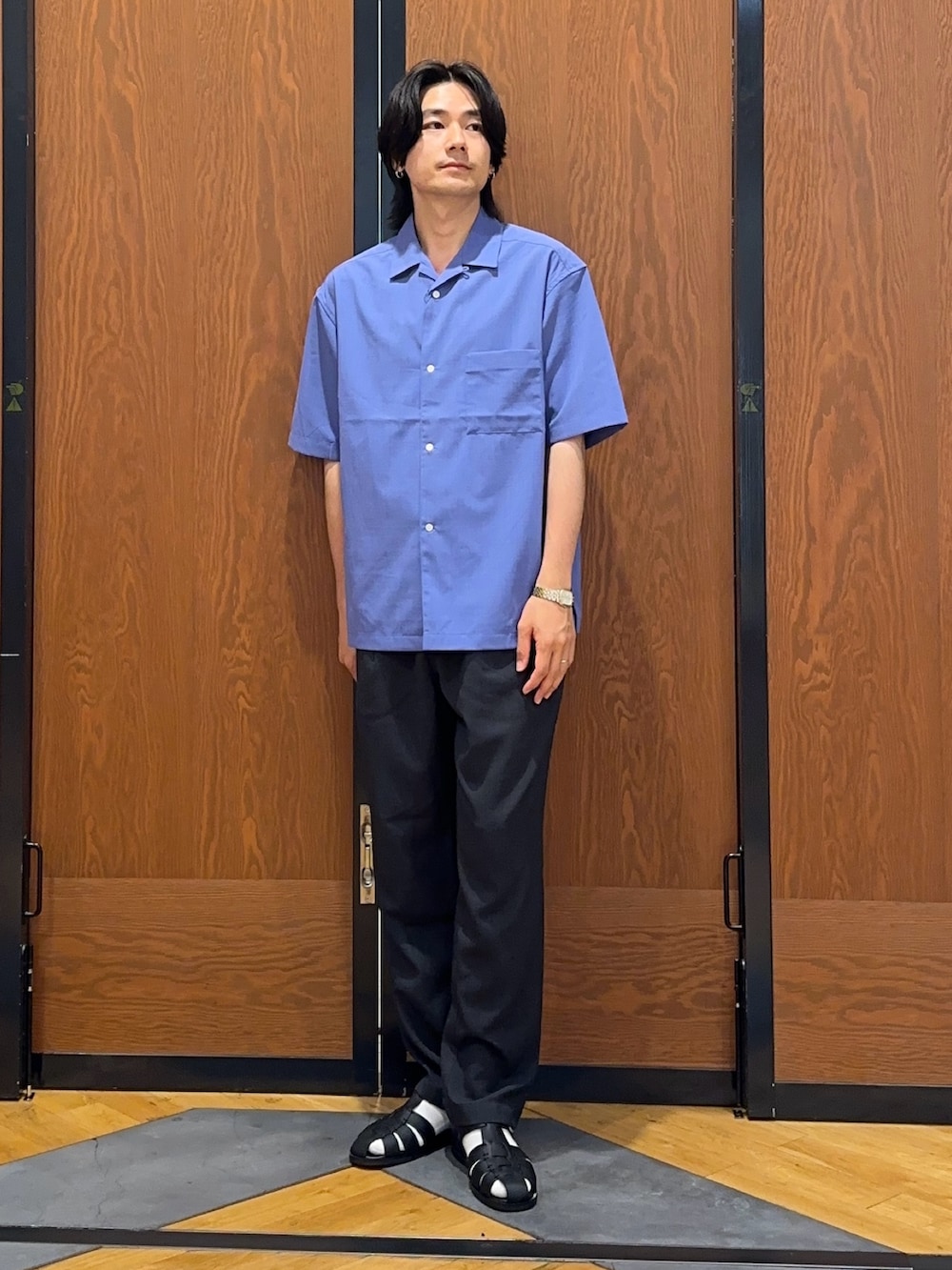 ブルー系のシャツ/ブラウス、グレー系のその他パンツ、ブラック系のサンダルを着用したメンズの夏コーディネートの3枚目の写真