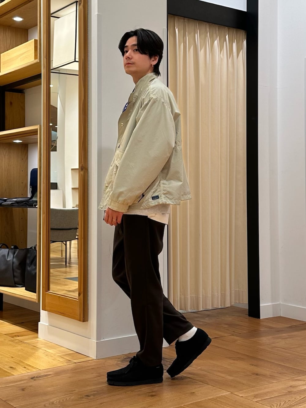 ホワイト系のテーラードジャケット、グレー系のスウェット、ブラウン系のその他パンツを着用したメンズの冬コーディネートの4枚目の写真