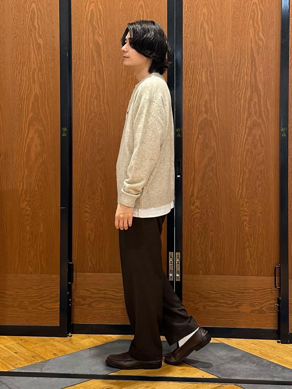 ベージュ系のニット/セーター、ホワイト系のTシャツ/カットソー、ブラウン系のその他パンツを着用したメンズの秋コーディネートの4枚目の写真