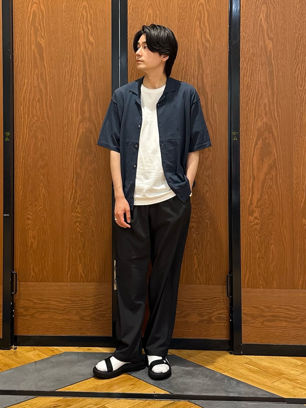 ブルー系のカーディガン/ボレロ、ブラック系のその他パンツ、ブラック系のサンダルを着用したメンズの春コーディネートの3枚目の写真