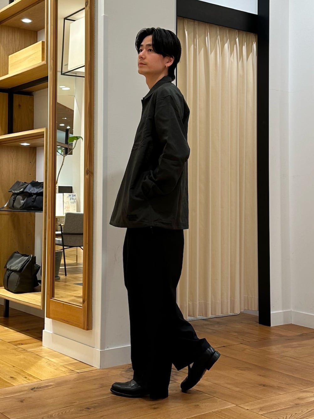 ブラック系のその他アウター、ホワイト系のTシャツ/カットソー、ブラック系のその他パンツを着用したメンズの春コーディネートの2枚目の写真