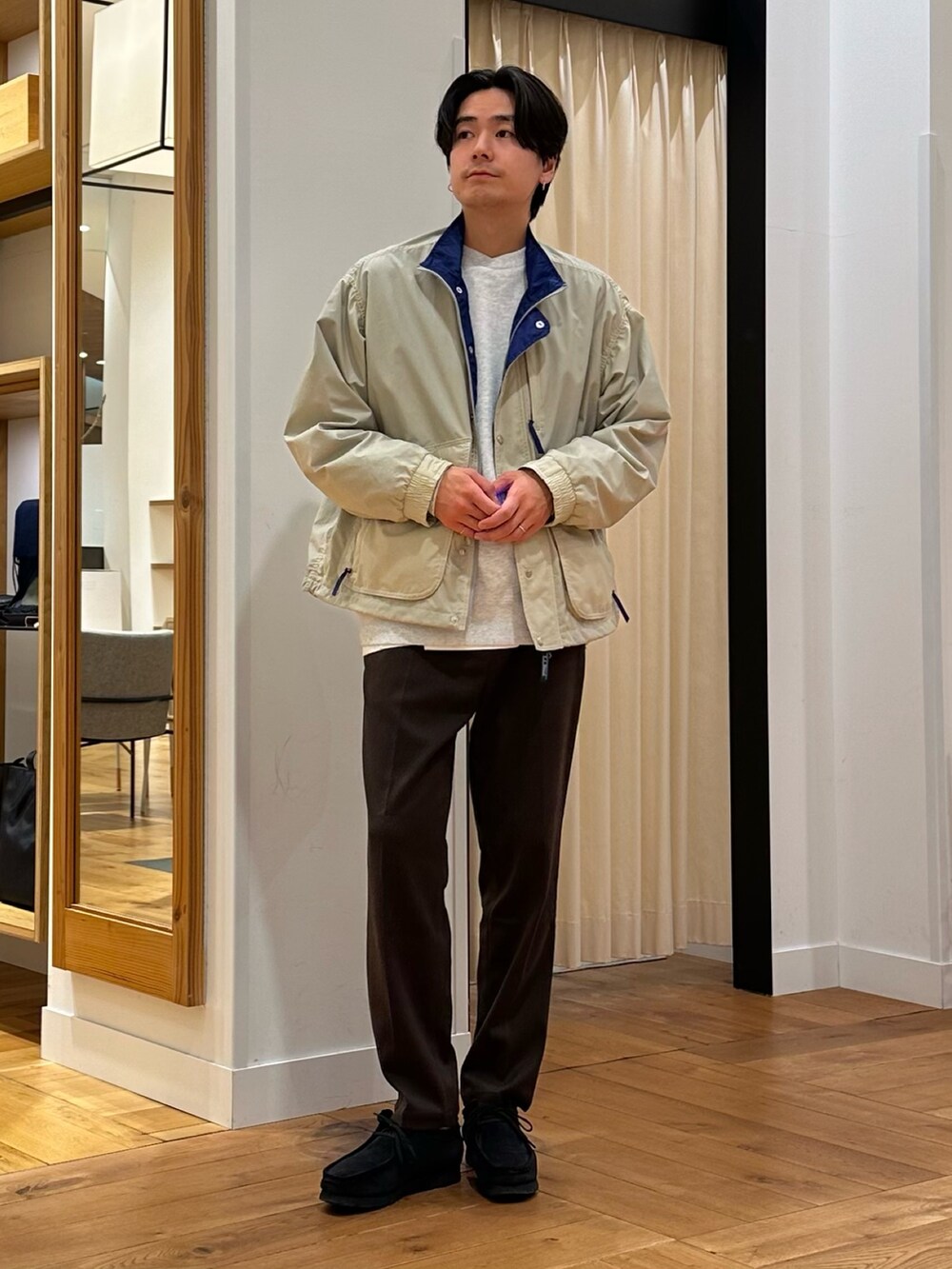 ホワイト系のテーラードジャケット、グレー系のスウェット、ブラウン系のその他パンツを着用したメンズの冬コーディネートの3枚目の写真