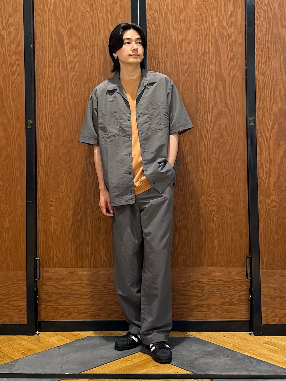 グレー系のシャツ/ブラウス、グレー系のその他パンツ、ブラック系のスニーカーを着用したメンズの夏コーディネートの3枚目の写真