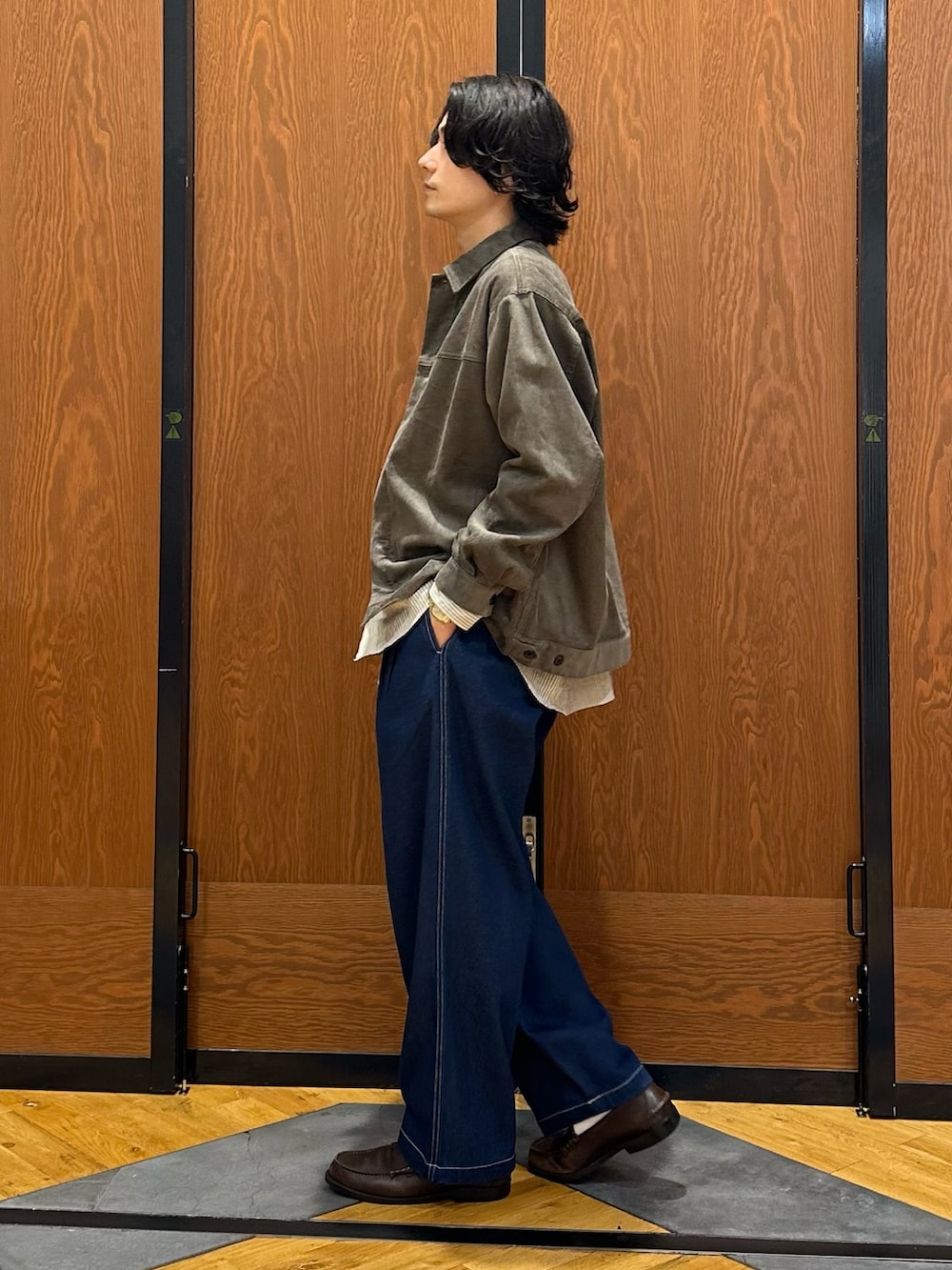 ブラウン系のその他アウター、ベージュ系のシャツ/ブラウス、ブルー系のその他パンツを着用したメンズの秋コーディネートの4枚目の写真