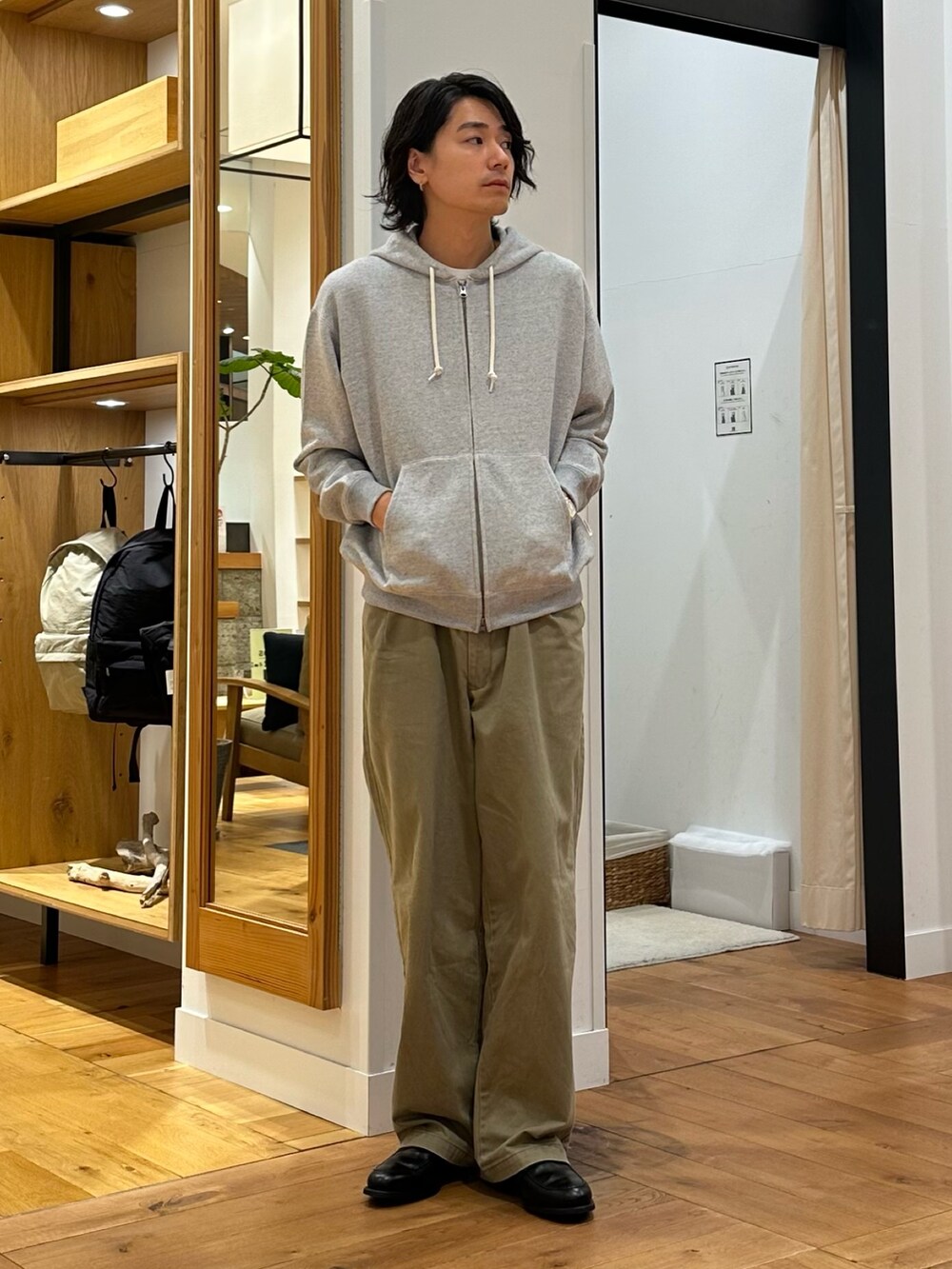 グレー系のパーカー、ホワイト系のTシャツ/カットソー、ベージュ系のその他パンツを着用したメンズの秋コーディネートの2枚目の写真