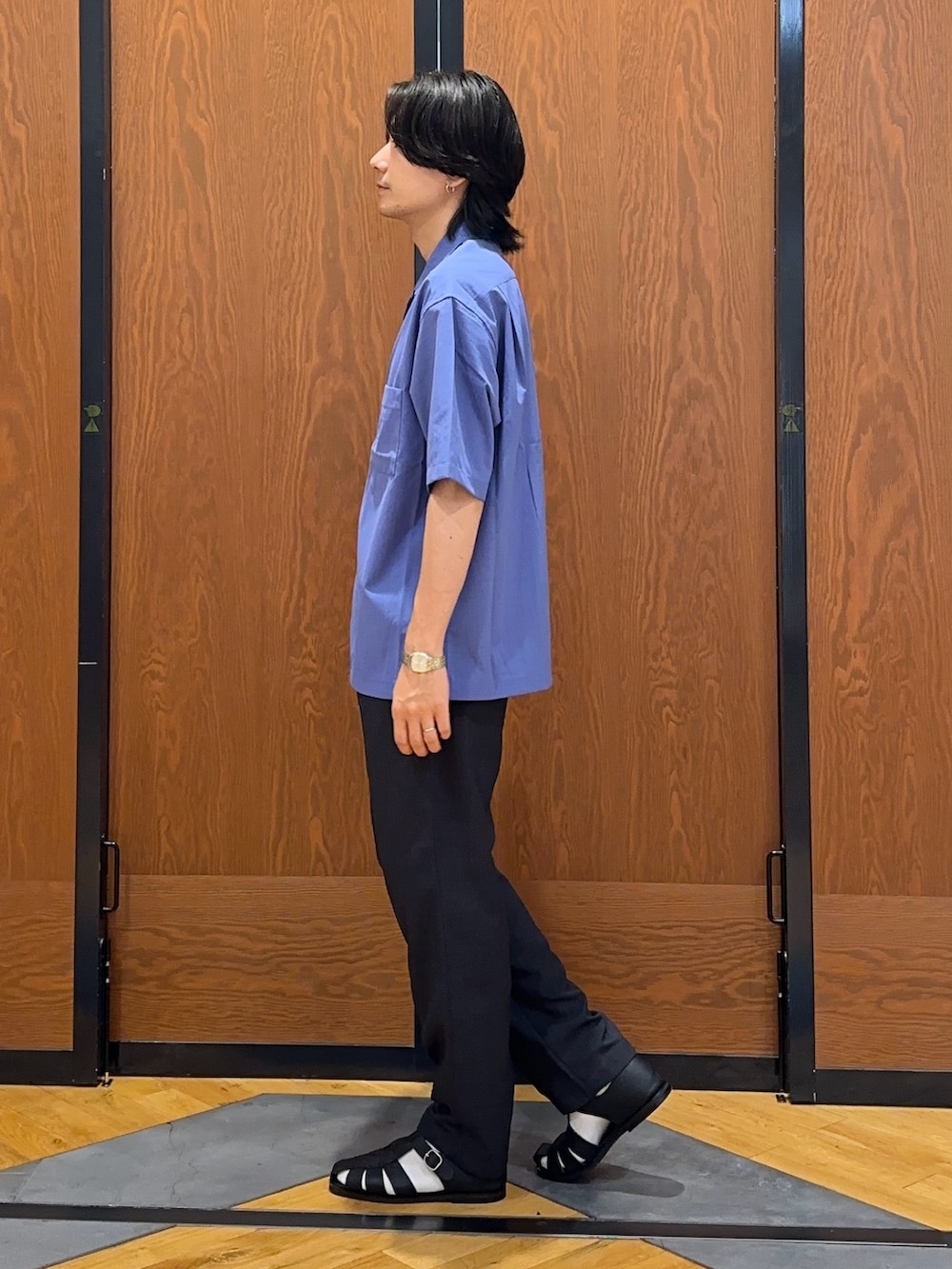 ブルー系のシャツ/ブラウス、グレー系のその他パンツ、ブラック系のサンダルを着用したメンズの夏コーディネートの4枚目の写真