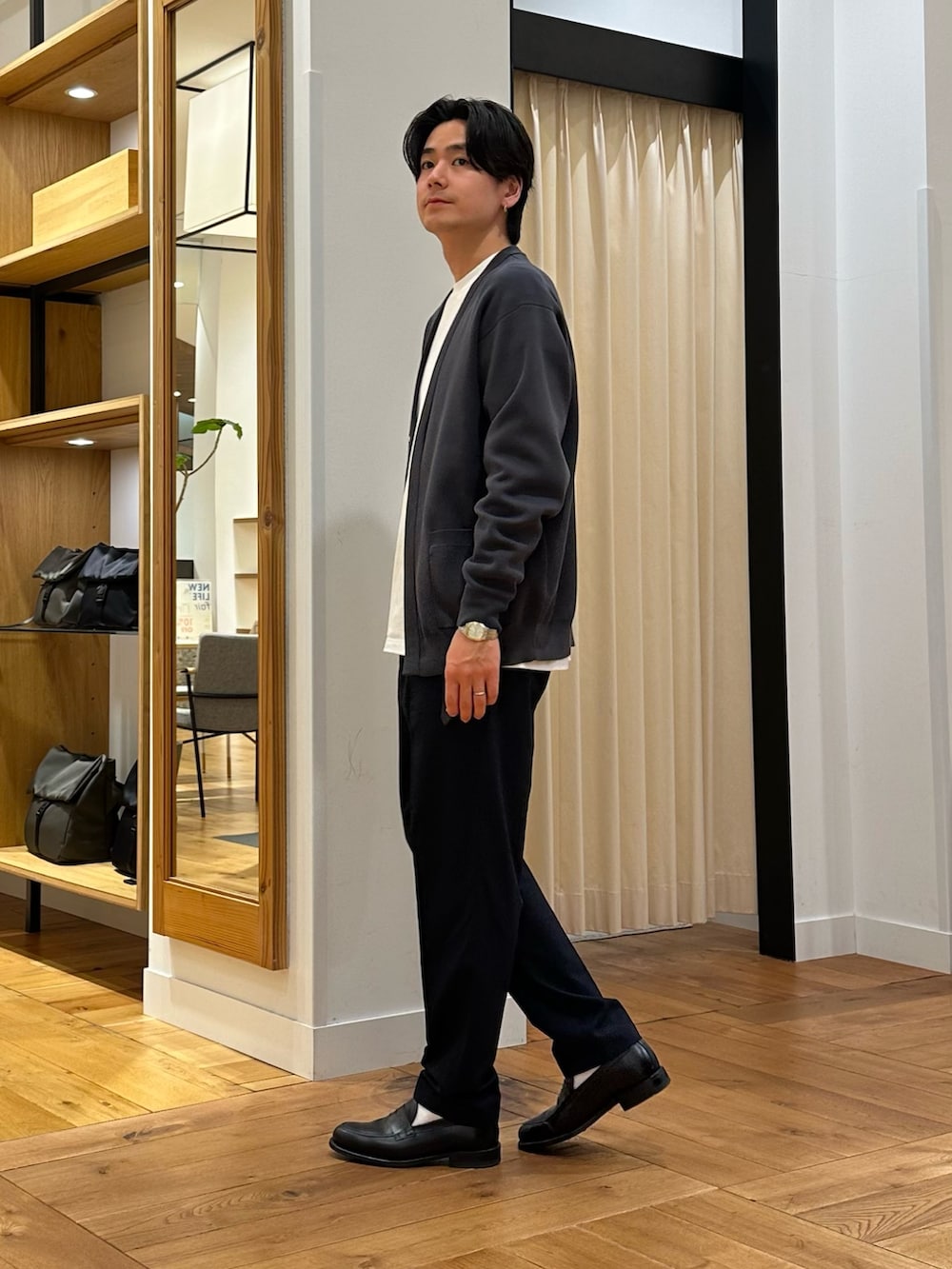 グレー系のカーディガン/ボレロ、ホワイト系のTシャツ/カットソー、ブルー系のその他パンツを着用したメンズの春コーディネートの2枚目の写真