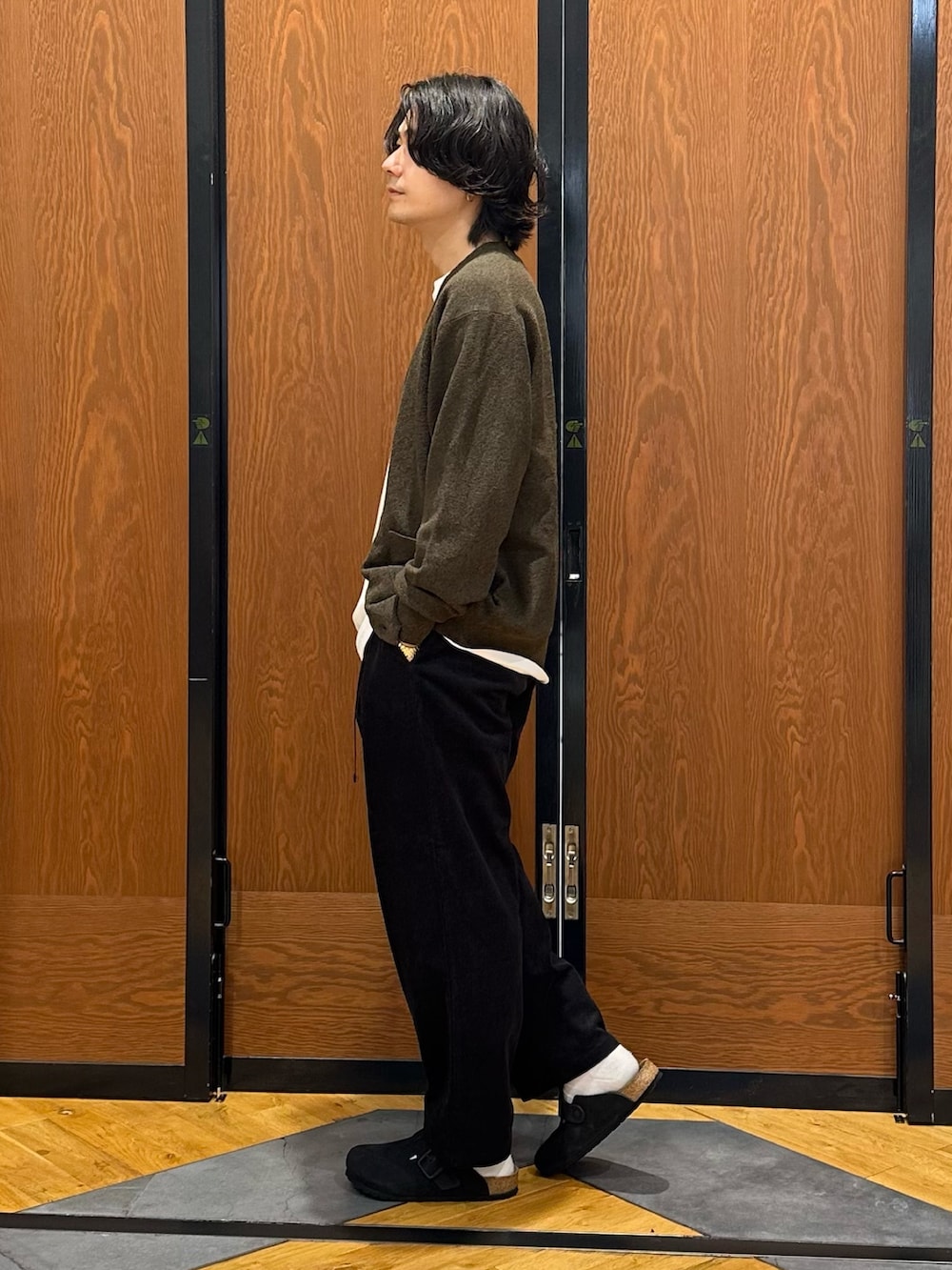 ブラウン系のカーディガン/ボレロ、グレー系のその他パンツ、ホワイト系のTシャツ/カットソーを着用したメンズの秋コーディネートの2枚目の写真